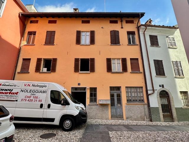 Gebäudekomplex mit Innenhof im Zentrum von Chiasso