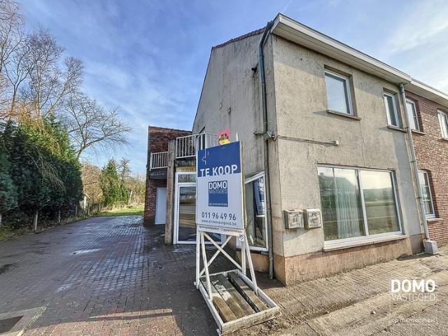 Gebouw bestaande uit 1 studio en 1 appartement gelegen te H