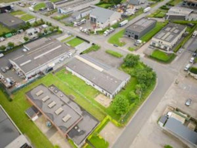 Gebouw industrie met burelen inclusief woongedeelte en tuin