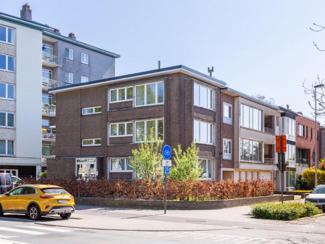 Gebouw met 3 appartementen, garage en kelder te Pulhofwijk