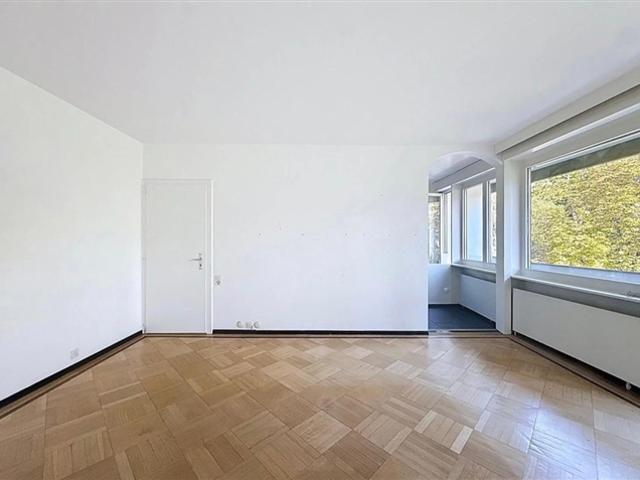 Gedeihen Wunderschöne 3 Zimmer Wohnung mit Balkon, Schwimmbad und Parkplatz