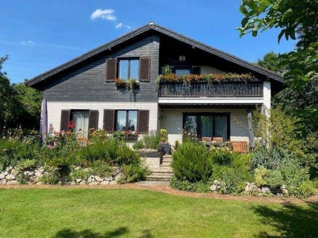Traumhaftes Ein oder Zweifamilienlandhaus in herrlicher Natur!
