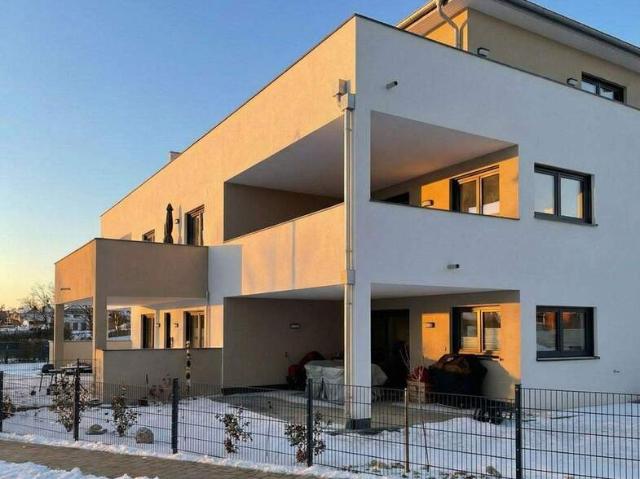 Gehobene Neubauwohnung mit überdachtem Balkon