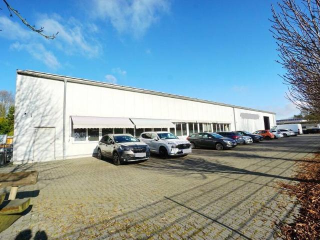 Geldern: Vermietete Gewerbehalle mit hochwertigem Einfamilienhaus