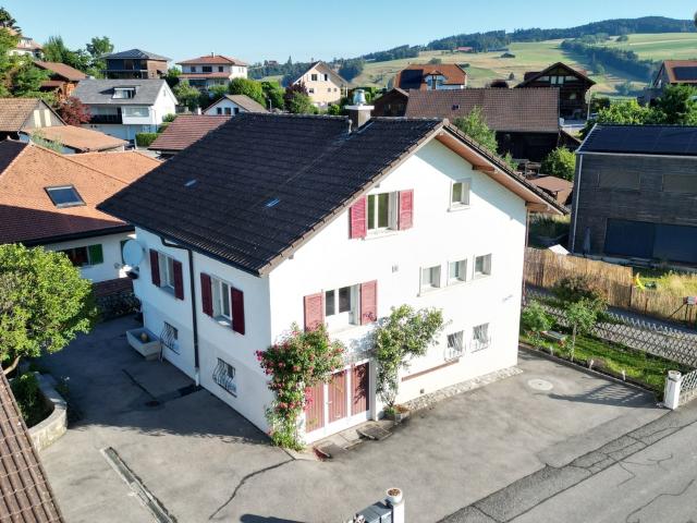 GELEGENHEIT IN VUADENS: Haus mit 2 Wohnungen auf grosszügigem Grundstück