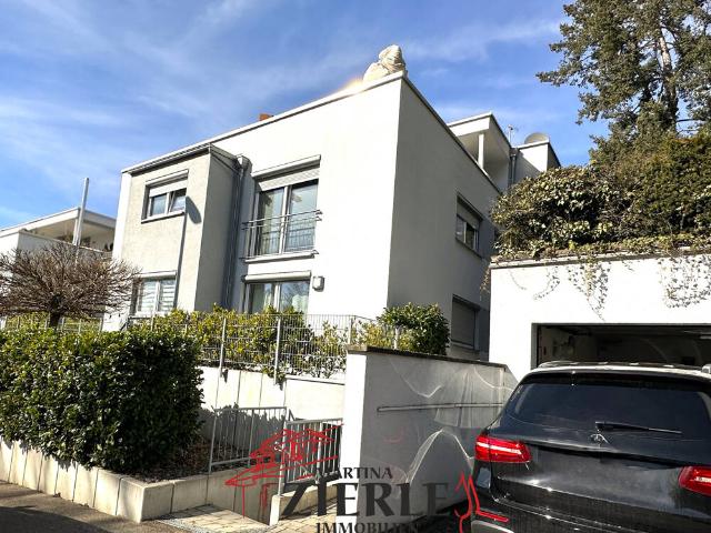 Gelegenheit! Neuwertige 3,5 Zi. Whg mit schöner EBK, großem Balkon, TG Platz und Aufzug!