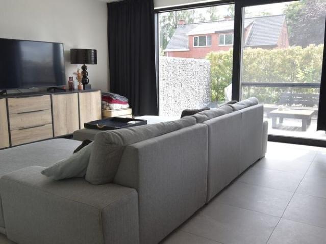 Gelijkvloers app. te huur in Sint Niklaas voor € 995 met 2 slaapkamers