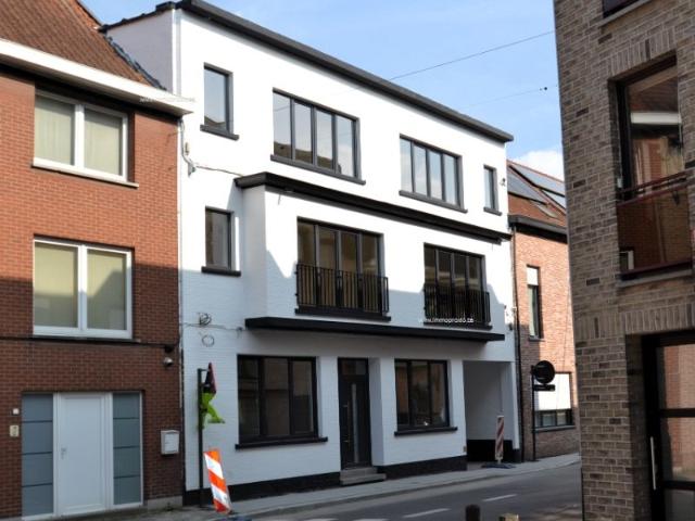 Gelijkvloers appartement 80 m² met 2 slaapkamers, kelderberging, terrasje en aansluitende garage