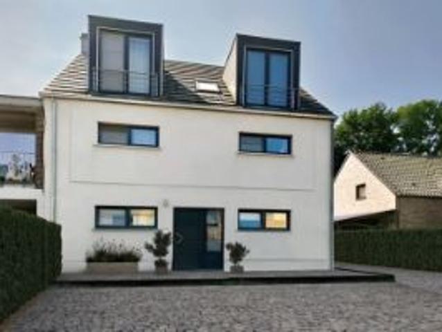 Gelijkvloers appartement links met terras en tuin