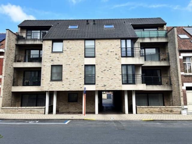 Gelijkvloers Appartement met garage, 2 slpkms en zonnepan.
