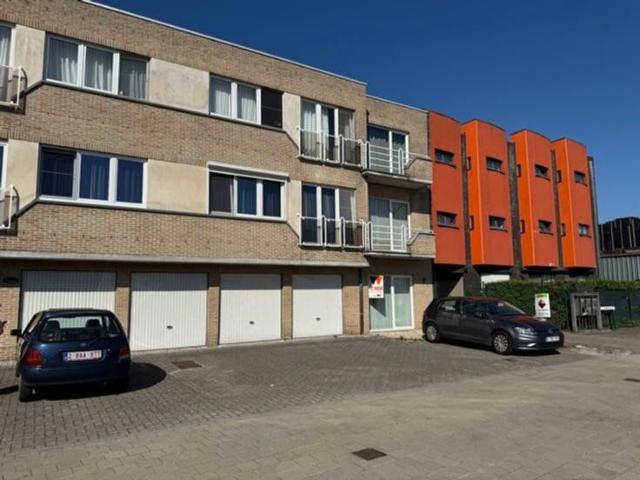 Gelijkvloers appartement met ruime privé tuin en garage