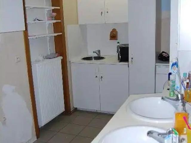 GELIJKVLOERS APPARTEMENT MET TUIN & GARAGE