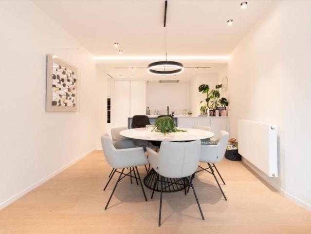 gelijkvloers appartement met tuin en gemeenschappelijk zwembad