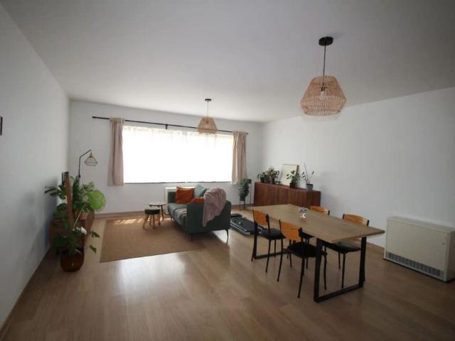 Gelijkvloers appartement met terras, tuin en garage