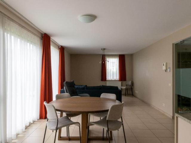 Gelijkvloers appartement met 2 slaapkamers en staanplaats
