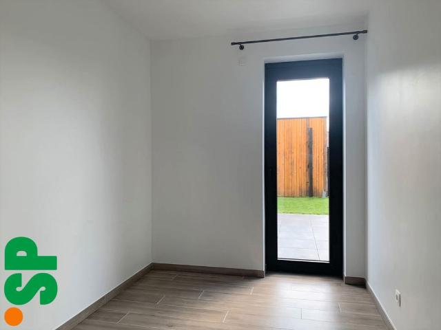 Gelijkvloers appartement met 2 slaapkamers, ruime tuin en autostaanplaats