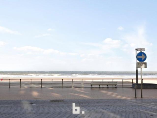 Gelijkvloers 2 slpk app op topligging vlakbij het strand te