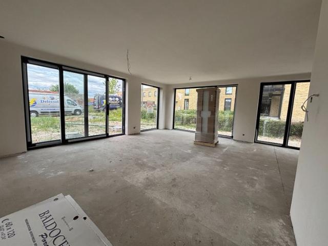 Gelijkvloers nieuwbouwappartement 2 slpk en tuin op 193 m²