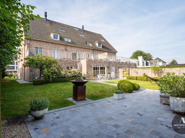 Gelijkvloers villa appartement met privatieve tuin