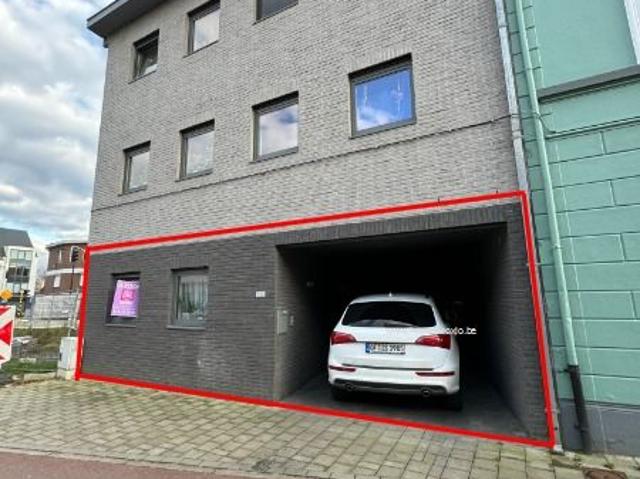 Gelijkvloersappartement met aparte inkom en INCL. parking!
