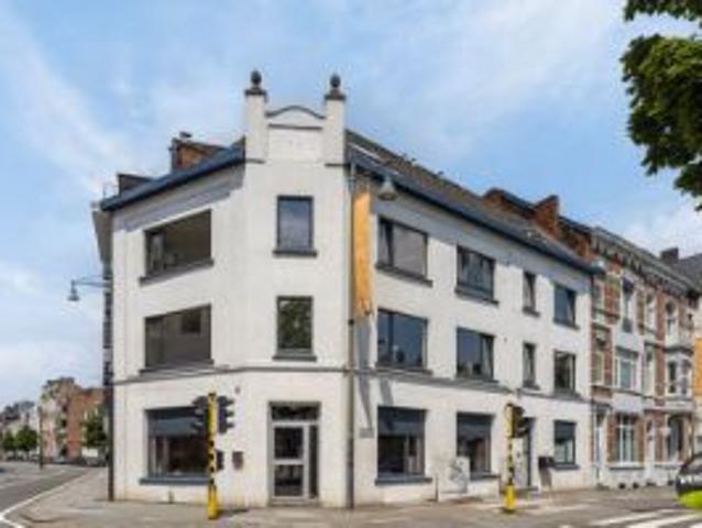 Gelijkvloerse handelsruimte van 75m² op de kleine ring in.