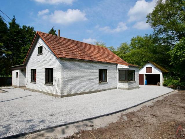 Gelijkvloerse woning 1970 met 2 slaapkamers, kelder en zolder mogelijks in te richten op perceel van 10a 30ca