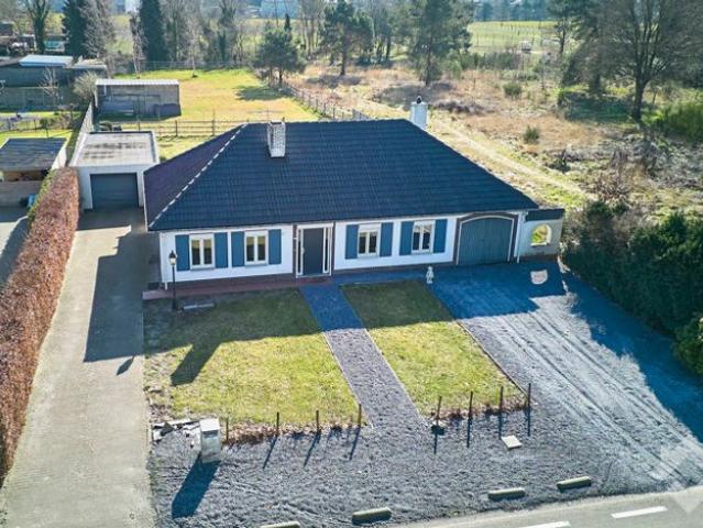 Gelijkvloerse woning met 3 slks en paardenweide op 2250 m²