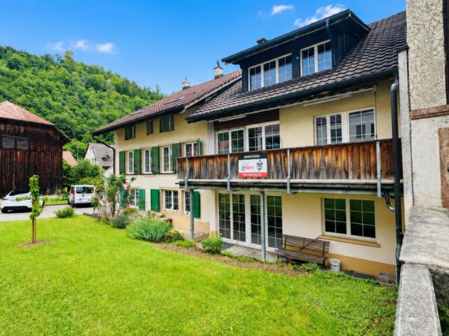 Gepfl. 5.5 Zi. Whg. im 1. OG eines gepflegten 2 FH mit Balkon, PP & Gartennutzung