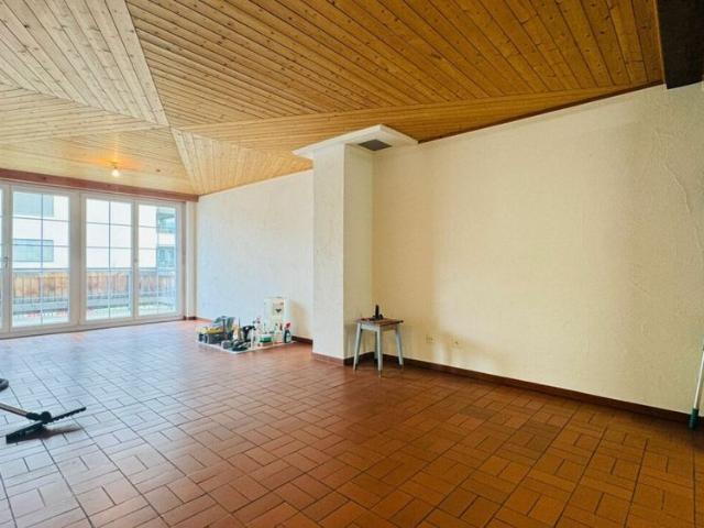 Gepfl. 5.5 Zi. Whg. im 1. OG eines gepflegten 2 FH mit Balkon, PP & Gartennutzung