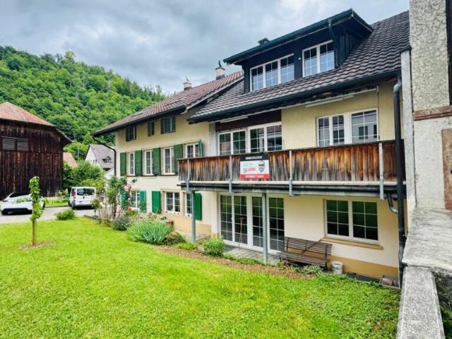 Gepfl. 5.5 Zi. Whg. im 1. OG eines gepflegten 2 FH mit Balkon, PP & Gartennutzung