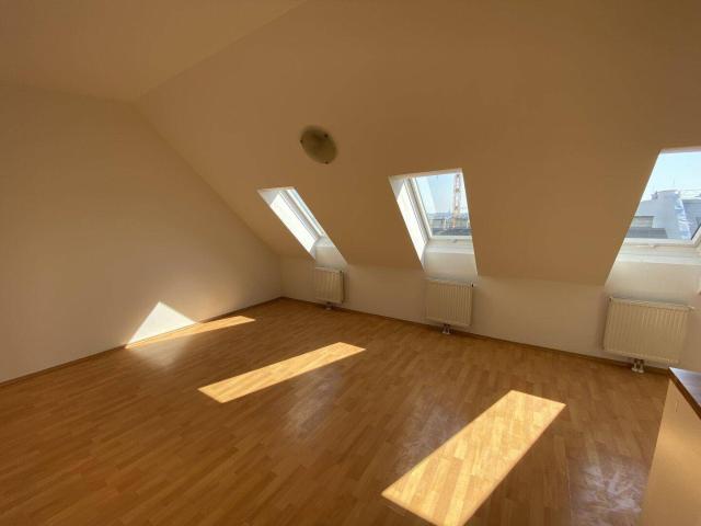 Gepflegt, durchdacht, perfekt angebunden: 2 Zimmer Dachgeschosswohnung zum Verlieben