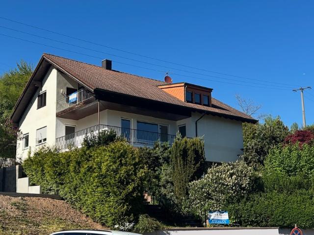 Gepflegte 3 4 Zi. Wohnung mit Loggia und schönem Weitblick!