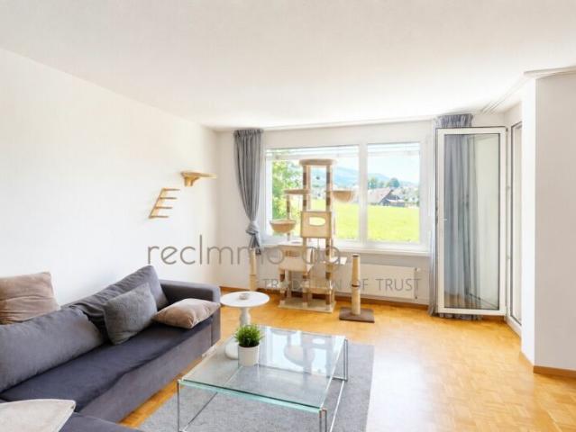Gepflegte 3.5 Zimmer Wohnung mit verglastem Balkon und Weitsicht