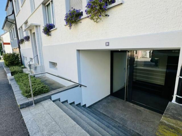 Gepflegte 3.5 Zimmerwohnung in Binningen mit Lift, 12 m² Balkon und eigenem Waschturm