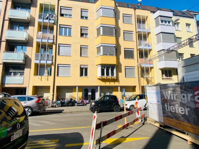 Gepflegte 3 Zimmer Wohnung mit grossem privaten Sitzplatz in Basel
