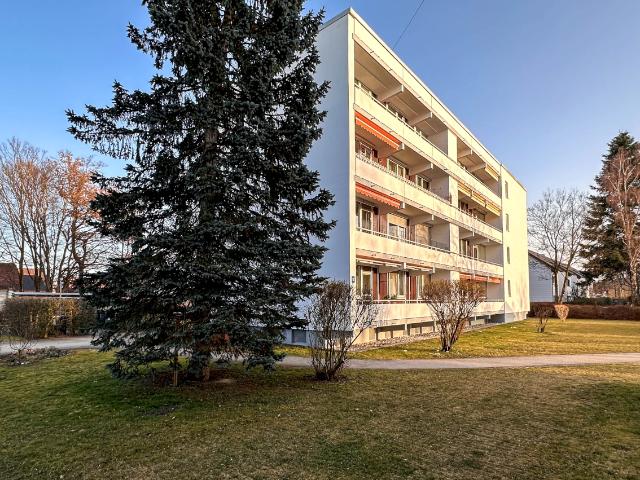 Gepflegte 2 Zimmer Wohnung mit Balkon und Tiefgaragenstellplatz!
