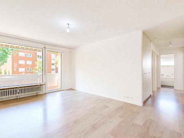 gepflegte 4.5 ZWG mit Balkon, Keller, Estrich, Waschmaschine und Parkplatz