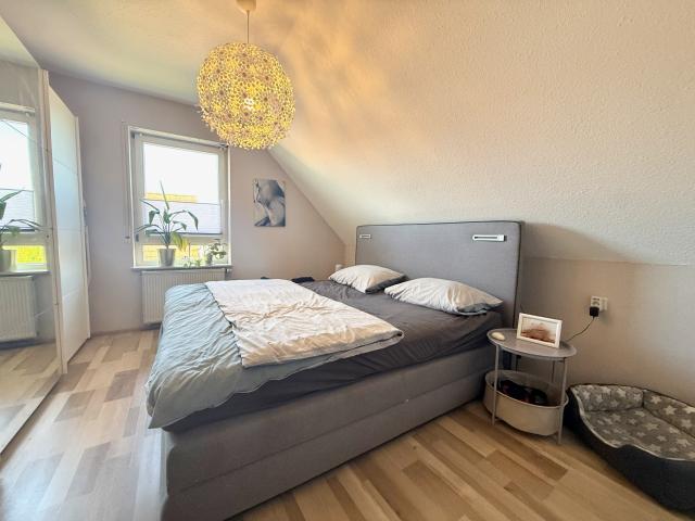 Gepflegte 4,5 Zimmer DG Wohnung mit EBK, TG STP uvm