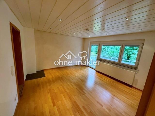 Gepflegte 4 Zimmer Eigentumswohnung mit Balkon und zwei Stellplätzen