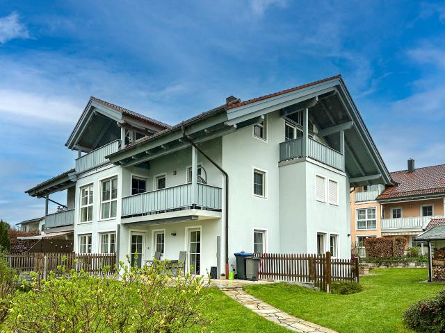Gepflegte 4 Zimmer Wohnung mit Einbauküche und Garage!