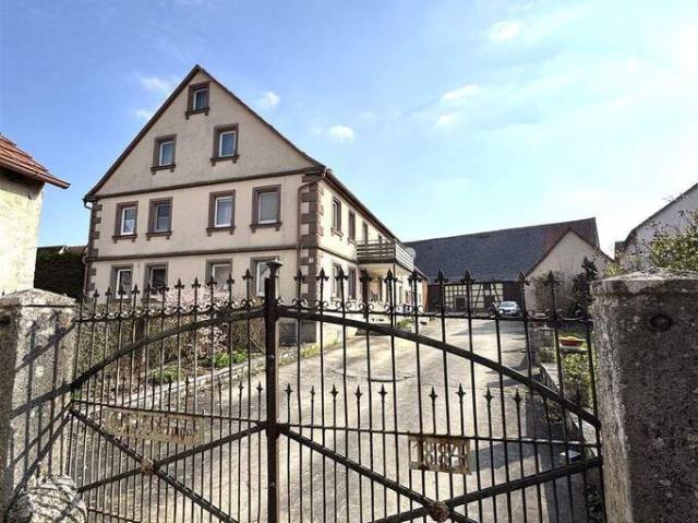 Gepflegte landwirtschaftliche Hofstelle mit großem Potential in Hohlach bei Simmershofen