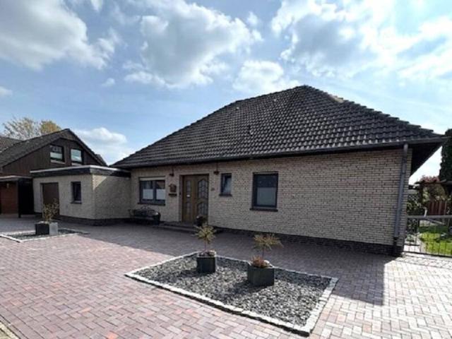 Gepflegter Winkelwalmdachbungalow mit Wintergarten zu verkaufen