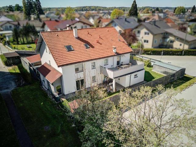 Gepflegtes Mehrparteienhaus in zentraler Lage.4 Wohneinheiten / Garage / Carport / Garten