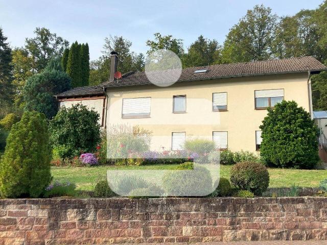 Gepflegtes Anwesen mit sehr schönem Garten