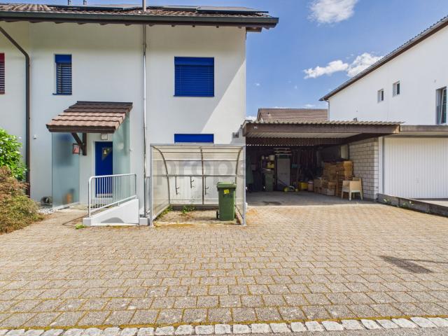 Gepflegtes Doppeleinfamilienhaus mit PV Anlage und viel Platz an der Stadtgrenze zu Aarau