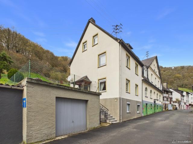 Gepflegtes Ein bis Zweifamilienhaus mit großem Garten und Garage zu verkaufen