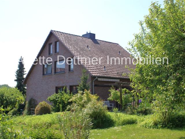 Gepflegtes Einfamilienhaus mit Garage, Terrasse, Balkon, Wintergarten.