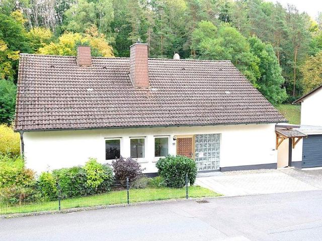 Gepflegtes Einfamilienhaus mit separater ELW und Ausbaupotential im Dachgeschoss in Heenes !