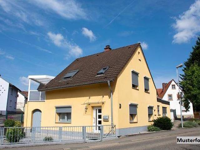 Gepflegtes Einfamilienhaus mit Pool, Carport und großzügigem Raumangebot