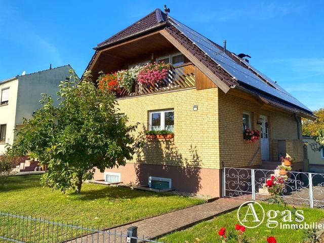 Gepflegtes Einfamilienhaus mit Photovoltaikanlage, Doppelgarage, Carport und großem Garten